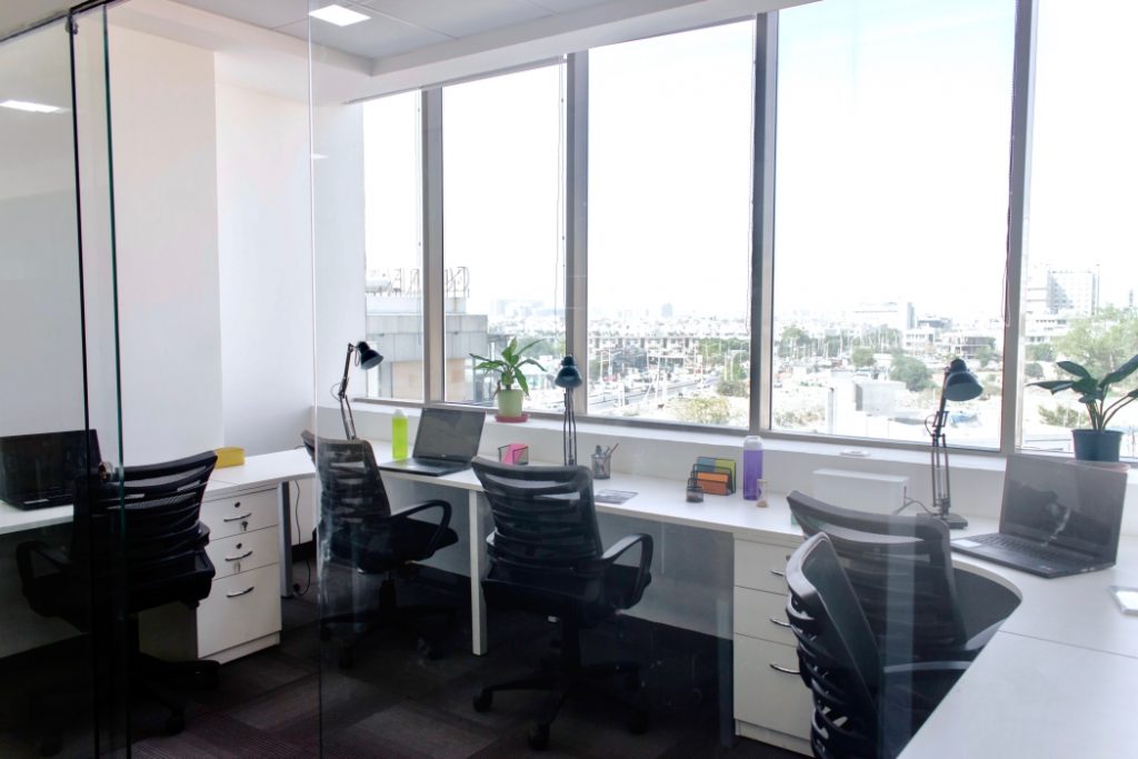 What amenities are provided in a virtual office address with dedicated desk in India