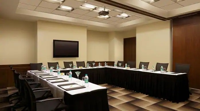 Get a u shape style Meeting Rooms for Client Meeting in India
