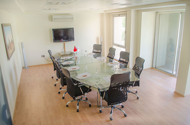 What are the benefits of using meeting rooms?